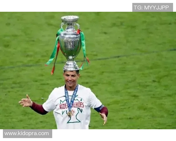 杨字足球明星的辉煌历程与成就探秘让我们一起回顾他的精彩瞬间