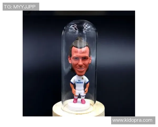 足球明星照片摆件打造个性化家居装饰提升球迷生活品质